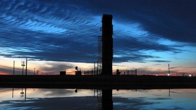 Oil pumps and drilling equipment in an oil field in Kern County, where the majority of California's oil and gas production is centered. A year's worth of data from tests on water coming out of hundreds of fracked wells found high concentrations of benzene, a human carcinogen. (Brian van der Brug / Los Angeles Times)