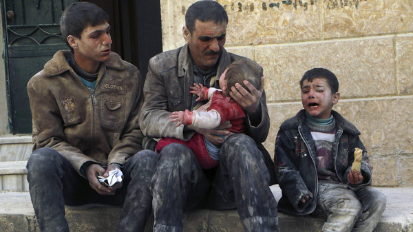  A man holds a baby saved from under rubble, who survived what activists say was an air strike by forces loyal to Syrian President Bashar al-Assad, in Masaken Hanano in Aleppo, in this Feb. 14, 2014. (File Photo: Reuters) 