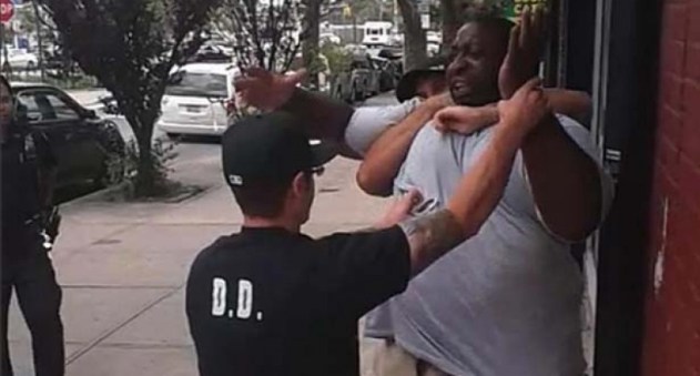 Police advance on Eric Garner (Screen capture)