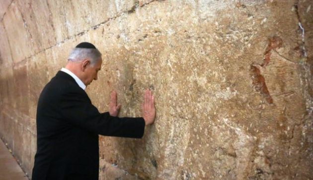  Israel's Prime Minister Benjamin Netanyahu touches the Western Wall during a visit in Jerusalem's Old City, Feb. 28, 2015. 