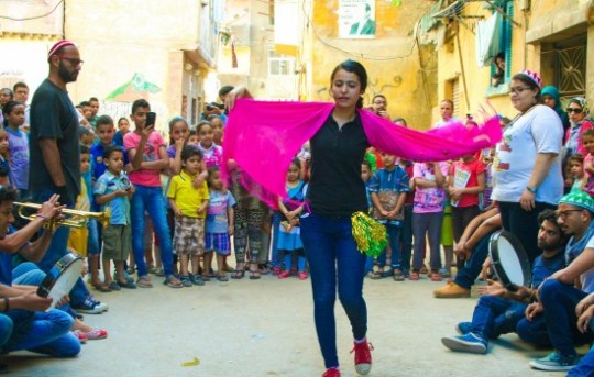 Street Carnival performing in Alexandria with the collaboration of Gudran Association for Art and Development. Location: Kafr Ashry area. (Photo: Shehab Hassan)