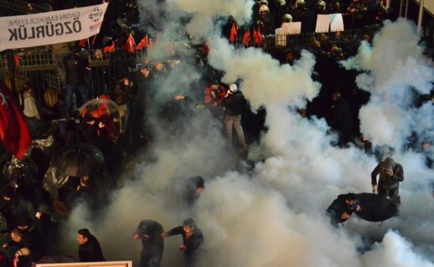 The police dispersed opponents of President Recep Tayyip Erdogan on Friday during a raid on the Zaman newspaper in Istanbul.