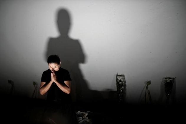 A mourner pays respects to Thailand's late King Bhumibol Adulyadej outside of the Grand Palace in Bangkok, Thailand, October 16, 2016. REUTERS/Athit Perawongmetha